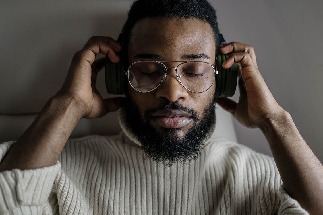 When traveling across time zones, these cues no longer match the local time, leading to confusion and disorientation (cottonbro studio/ Pexels)